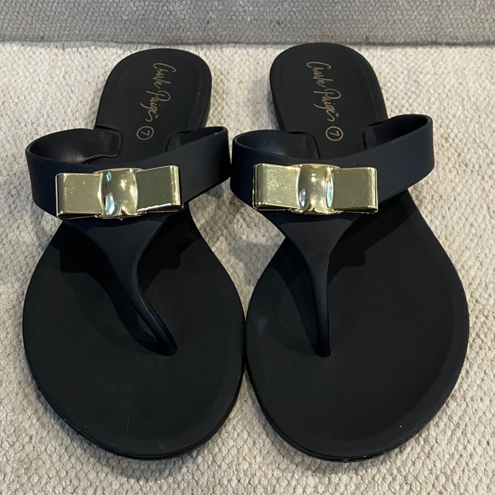 Black rubber flip flop Sandals with gold tone bow Accents